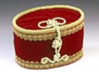 Each Eggypiece Box is decorated and carefully crafted by the artist thinking about providing these pieces of art with proper storage, comfort and protection. Each box completes the eggypiece by selecting coordinating fabrics and details to combine with the art piece.