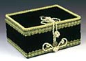 Each Eggypiece Box is decorated and carefully crafted by the artist thinking about providing these pieces of art with proper storage, comfort and protection. Each box completes the eggypiece by selecting coordinating fabrics and details to combine with the art piece.